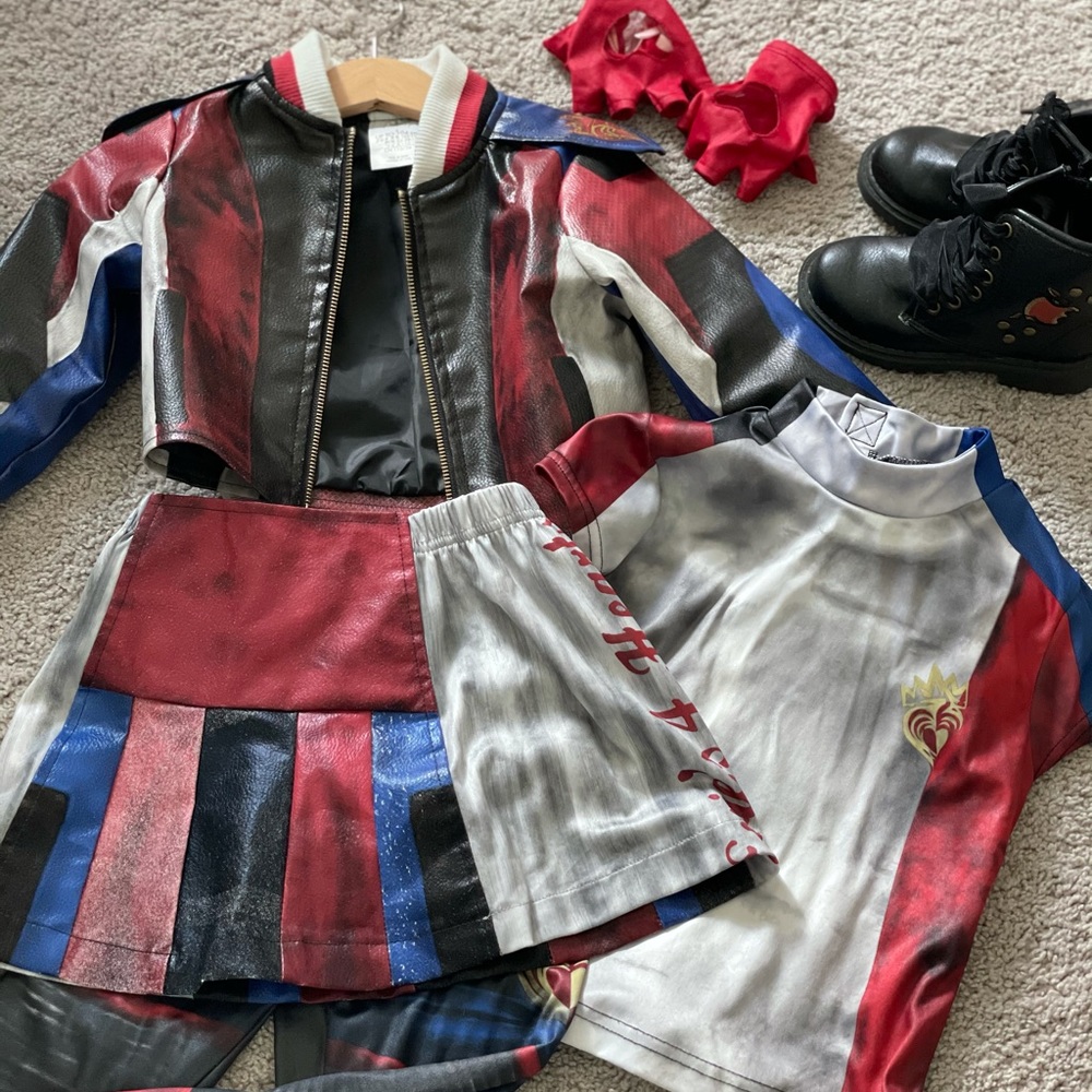 Official Descendants Evie Costume size 4 + Boots 9